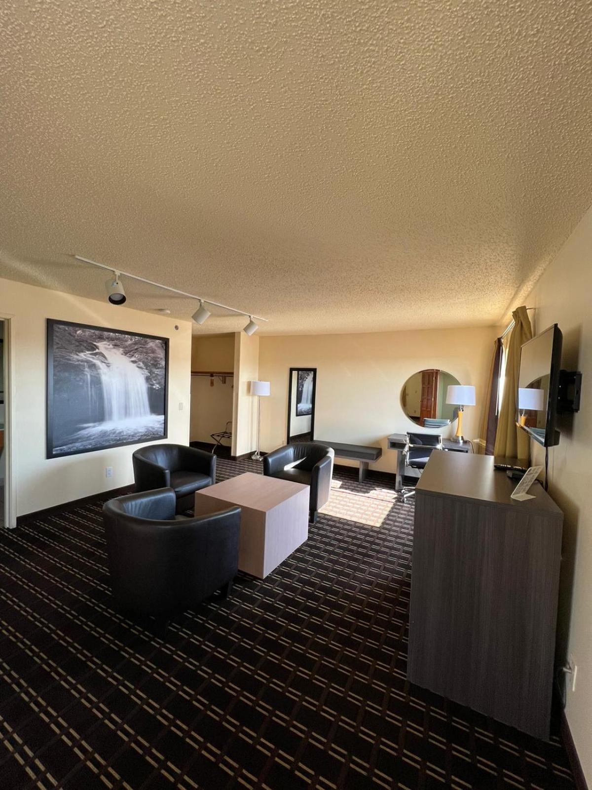 Super 8 by Wyndham Watertown WI photo 11