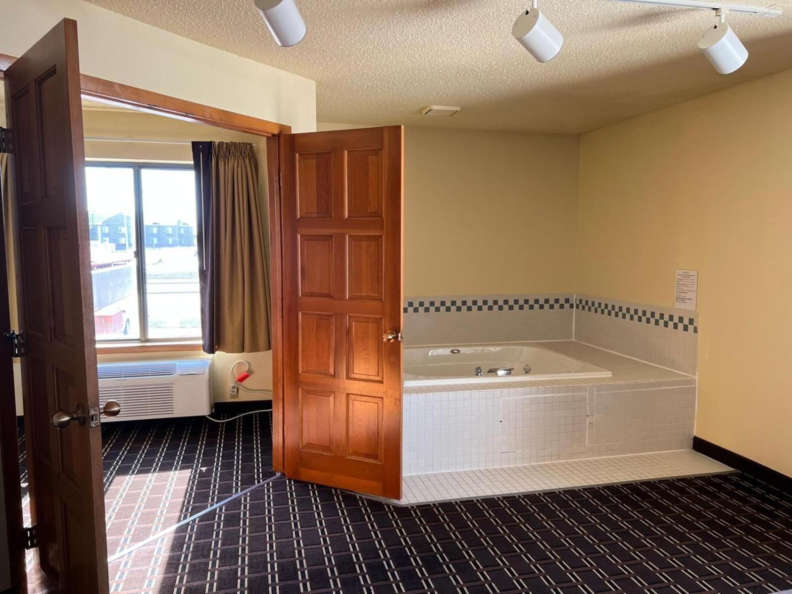 Super 8 by Wyndham Watertown WI photo 9