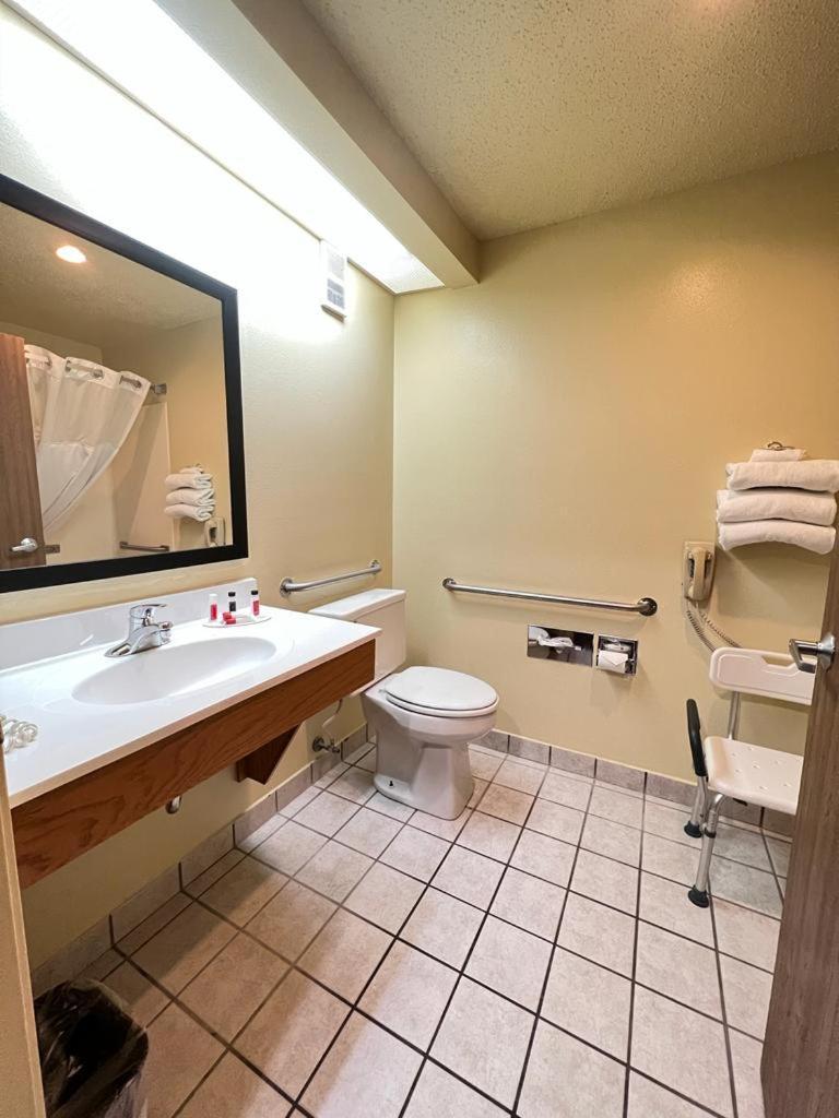 Super 8 by Wyndham Watertown WI photo 14