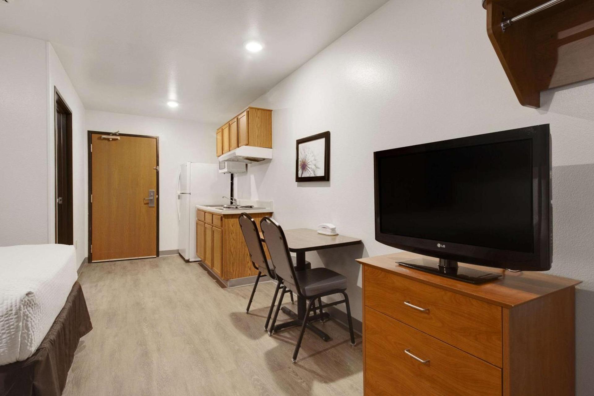 WoodSpring Suites Conroe photo 9