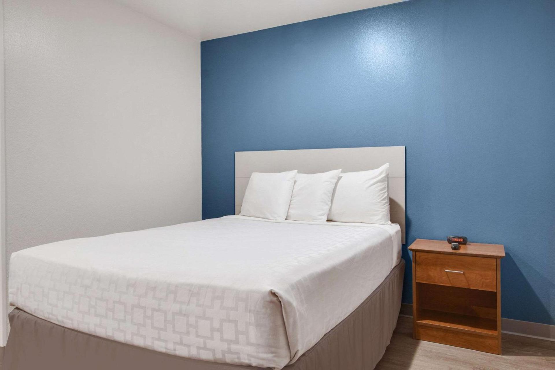 WoodSpring Suites Conroe photo 12