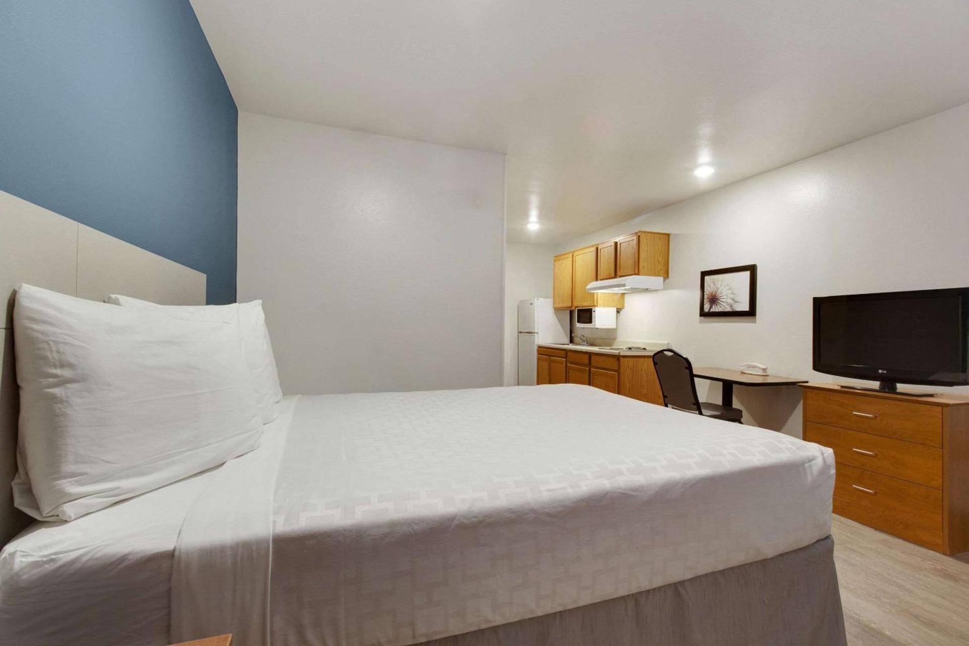 WoodSpring Suites Conroe photo 20