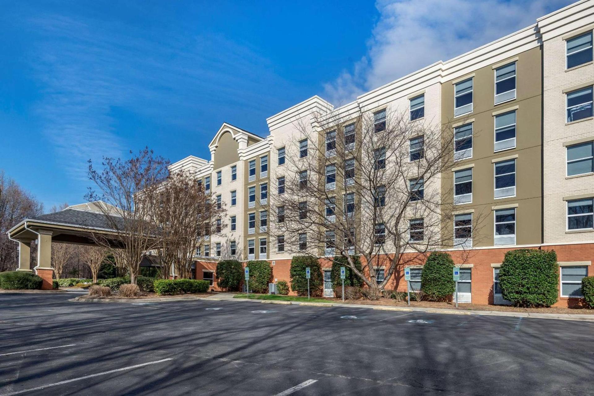 Comfort Suites near Birkdale Village- Huntersville photo 2