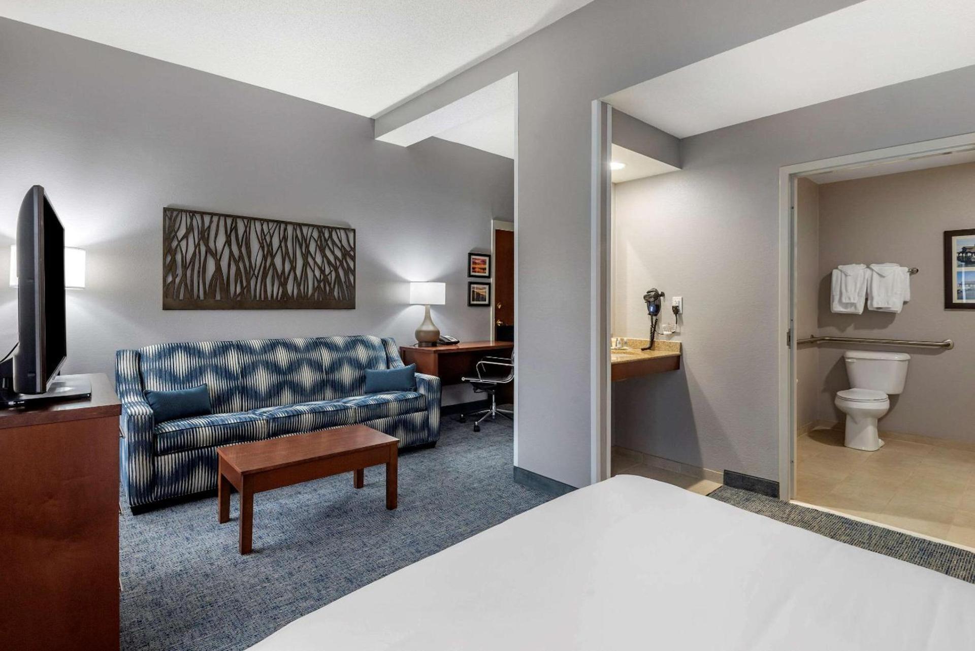 Comfort Suites near Birkdale Village- Huntersville photo 6