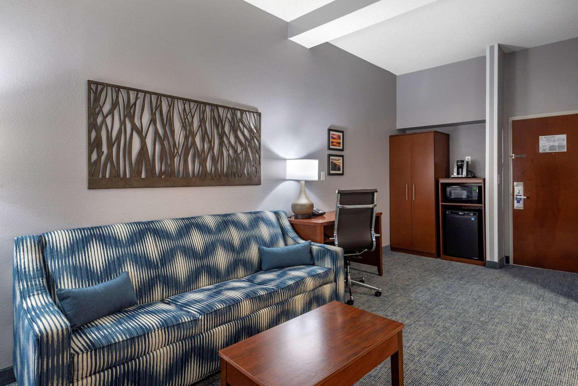 Comfort Suites near Birkdale Village- Huntersville photo 13