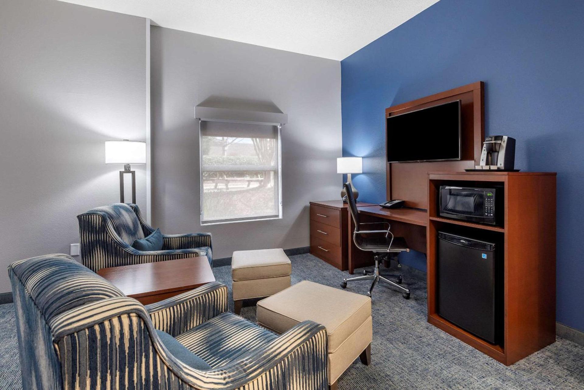 Comfort Suites near Birkdale Village- Huntersville photo 16