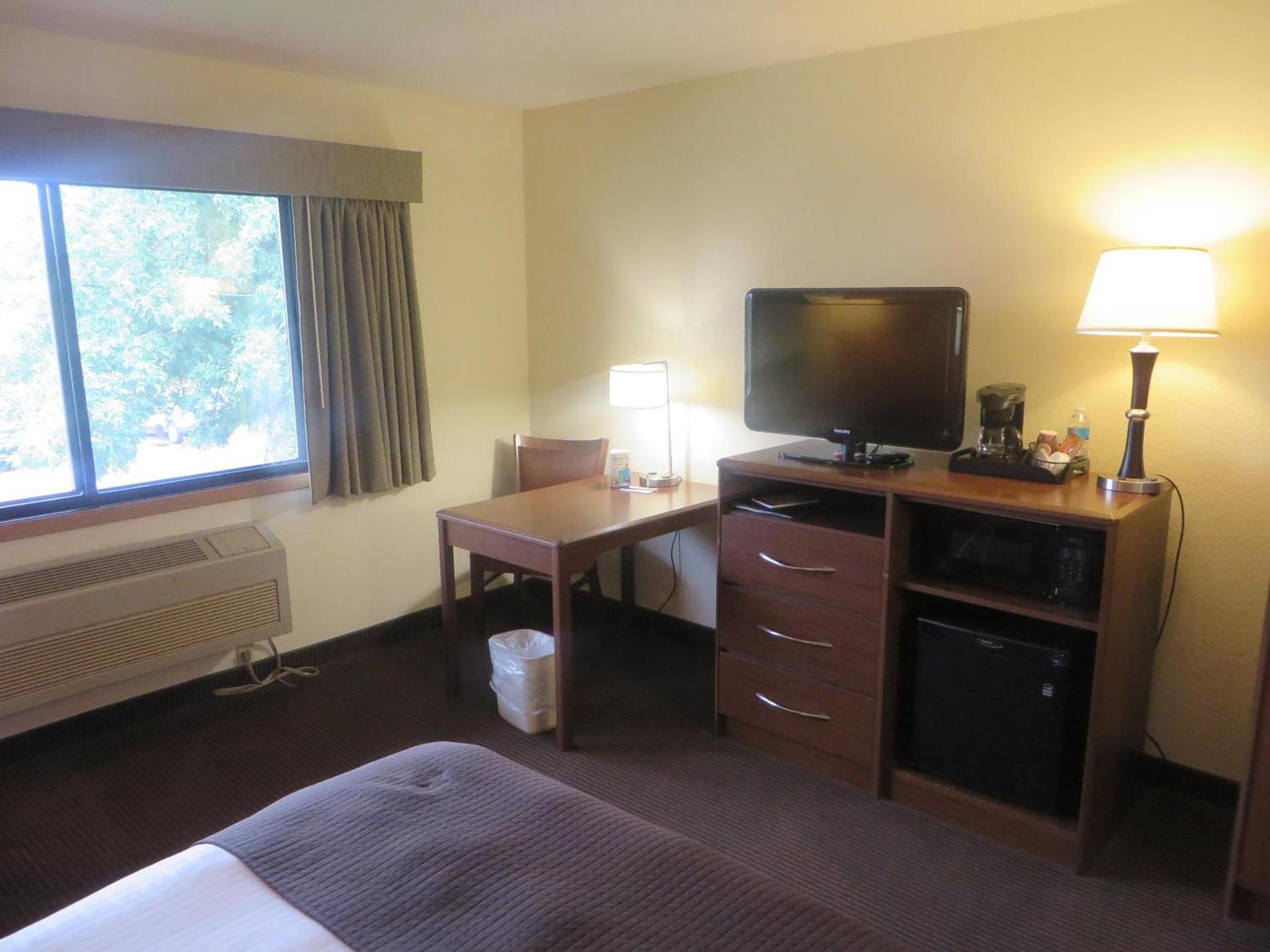 AmericInn by Wyndham Worthington photo 26