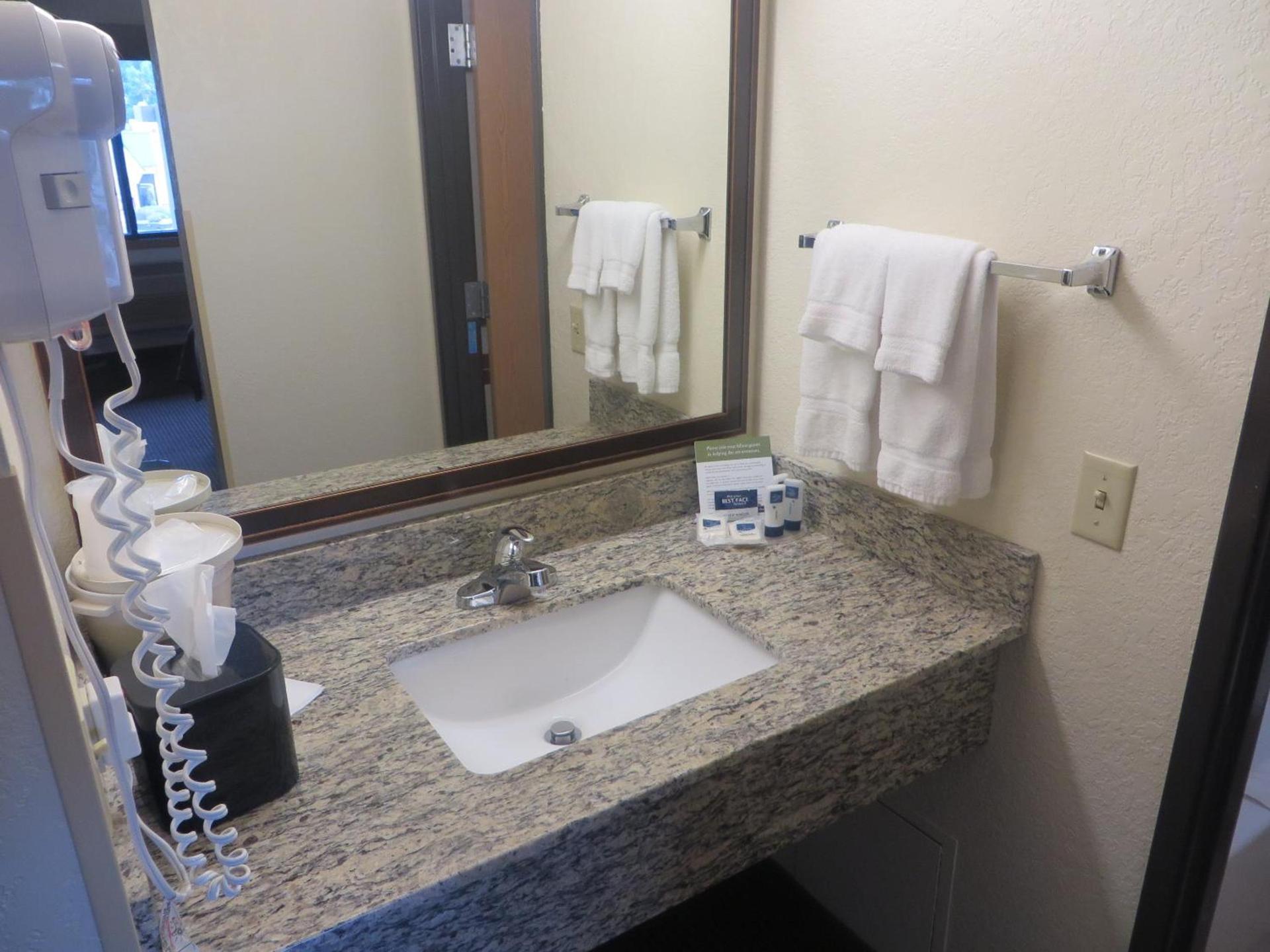 AmericInn by Wyndham Worthington photo 32