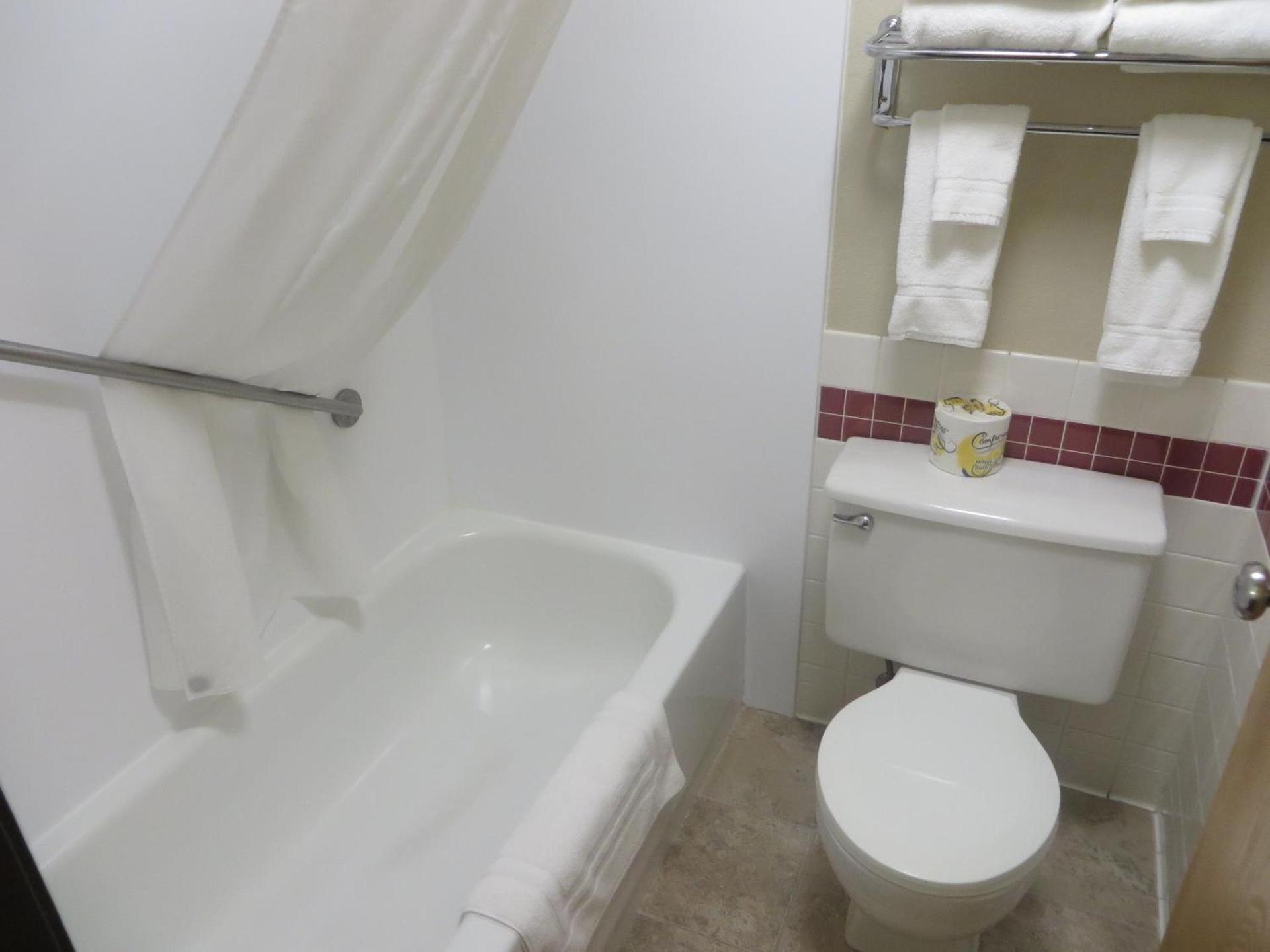 AmericInn by Wyndham Worthington photo 57