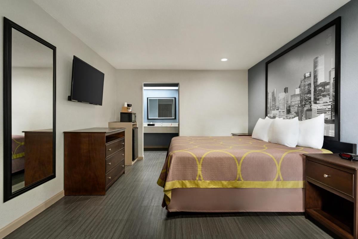 Super 8 by Wyndham Houston/Dtwn/I-610 photo 13