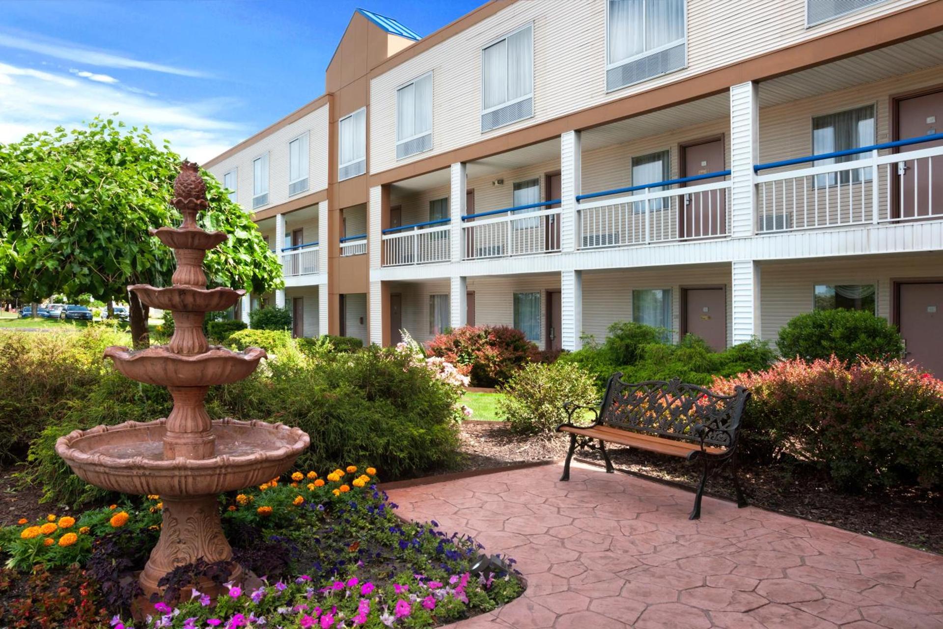 Howard Johnson by Wyndham Romulus Detroit Metro Airport photo 36