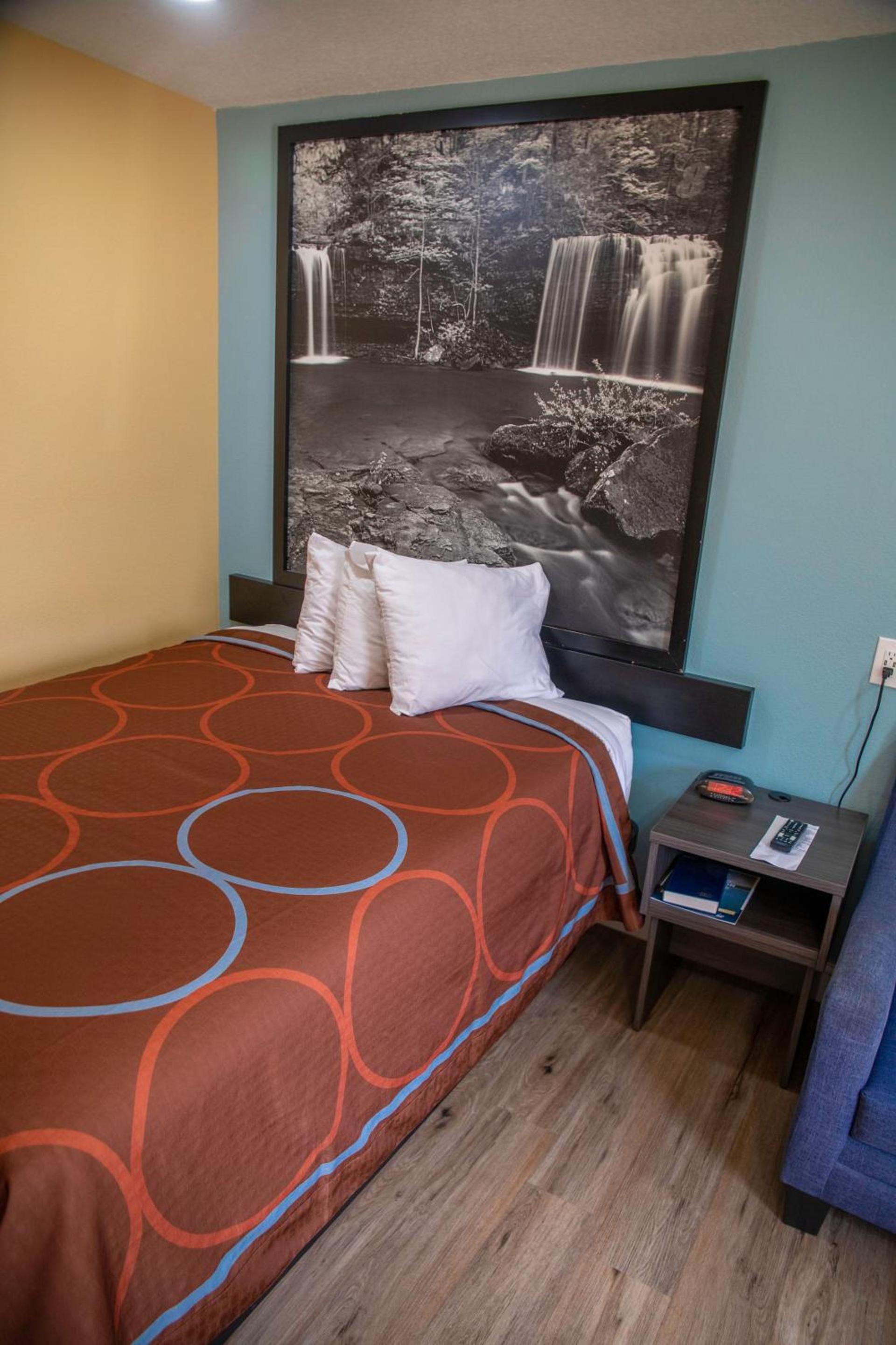 Super 8 by Wyndham Mountain Home photo 21