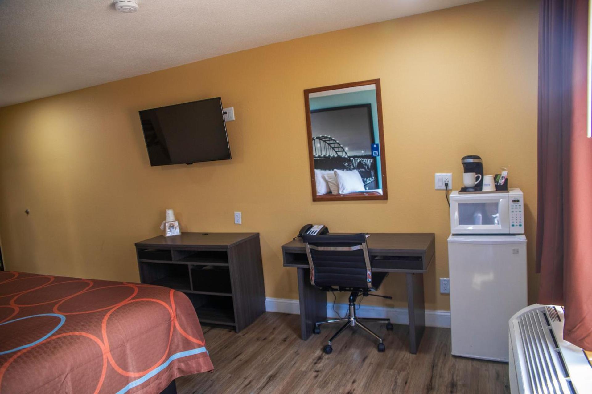 Super 8 by Wyndham Mountain Home photo 26