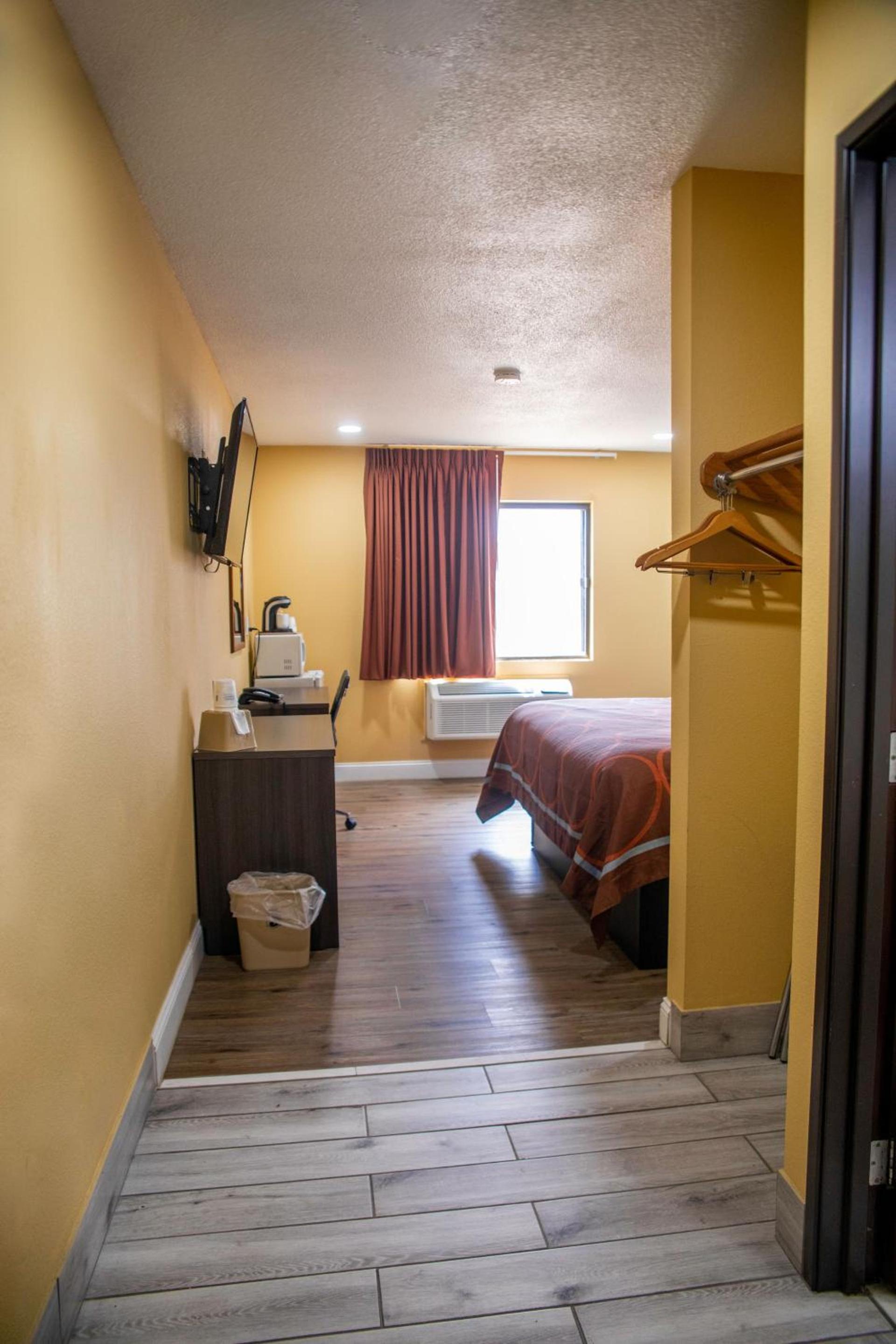 Super 8 by Wyndham Mountain Home photo 25