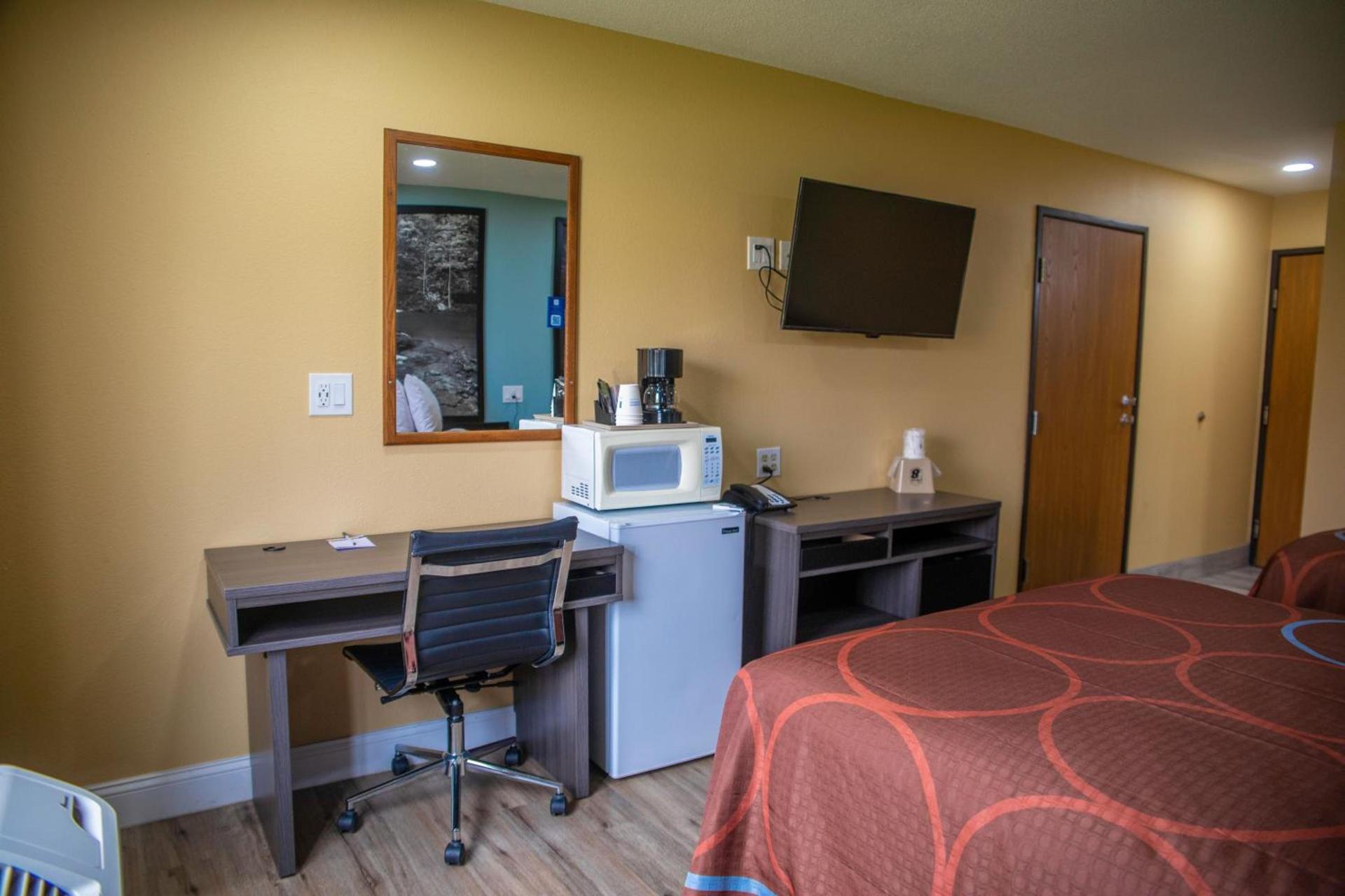 Super 8 by Wyndham Mountain Home photo 31