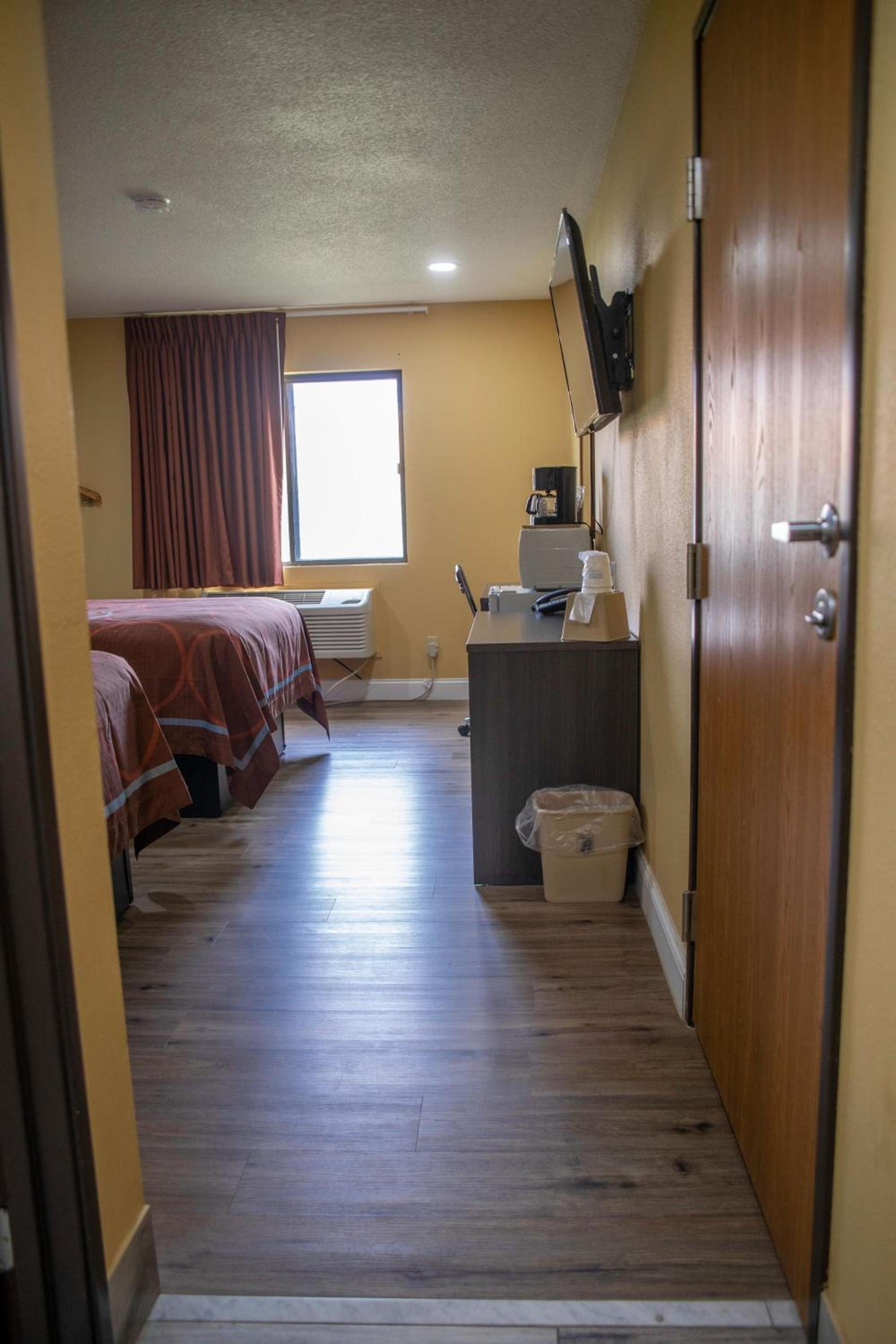 Super 8 by Wyndham Mountain Home photo 32