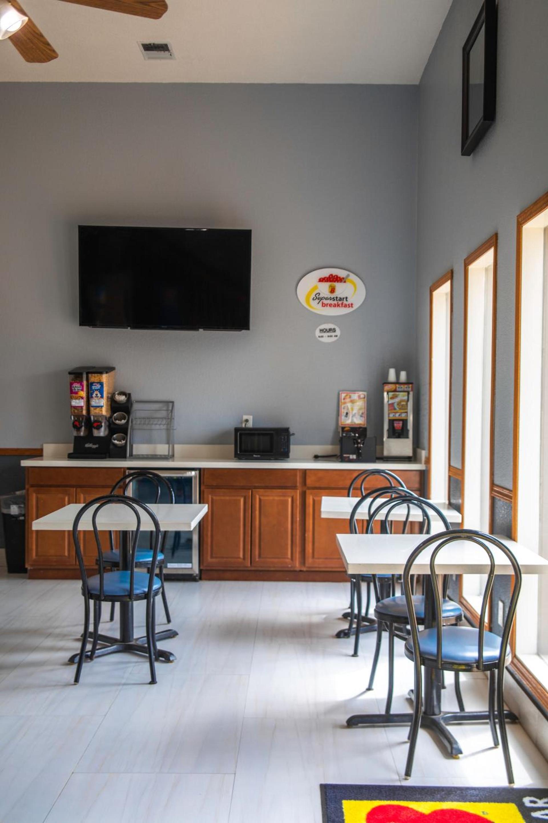 Super 8 by Wyndham Mountain Home photo 44