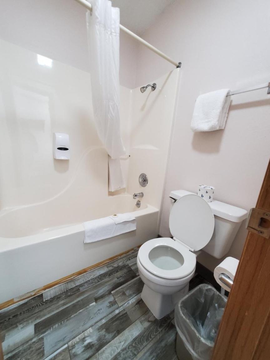 Twelve Oaks Inn photo 8