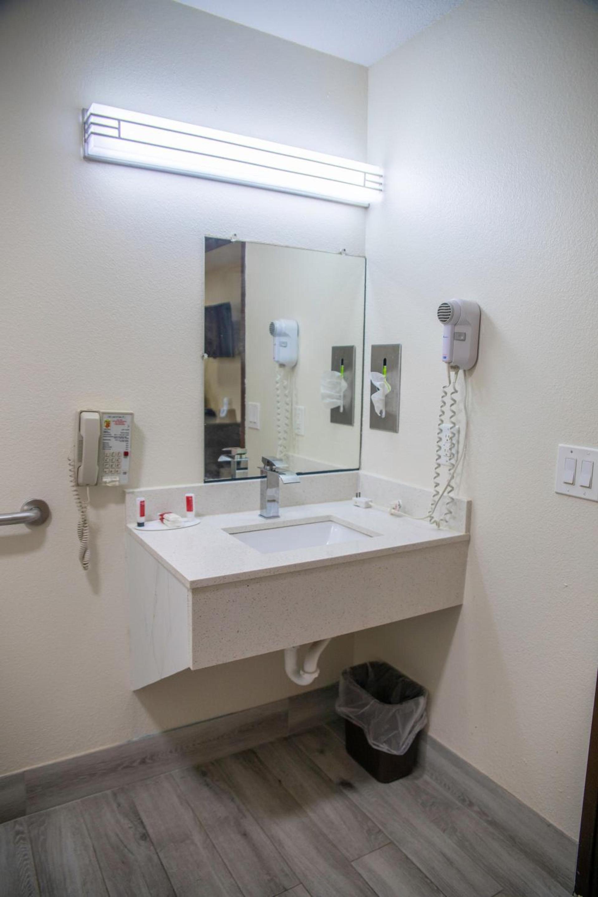 Super 8 by Wyndham Mountain Home photo 50