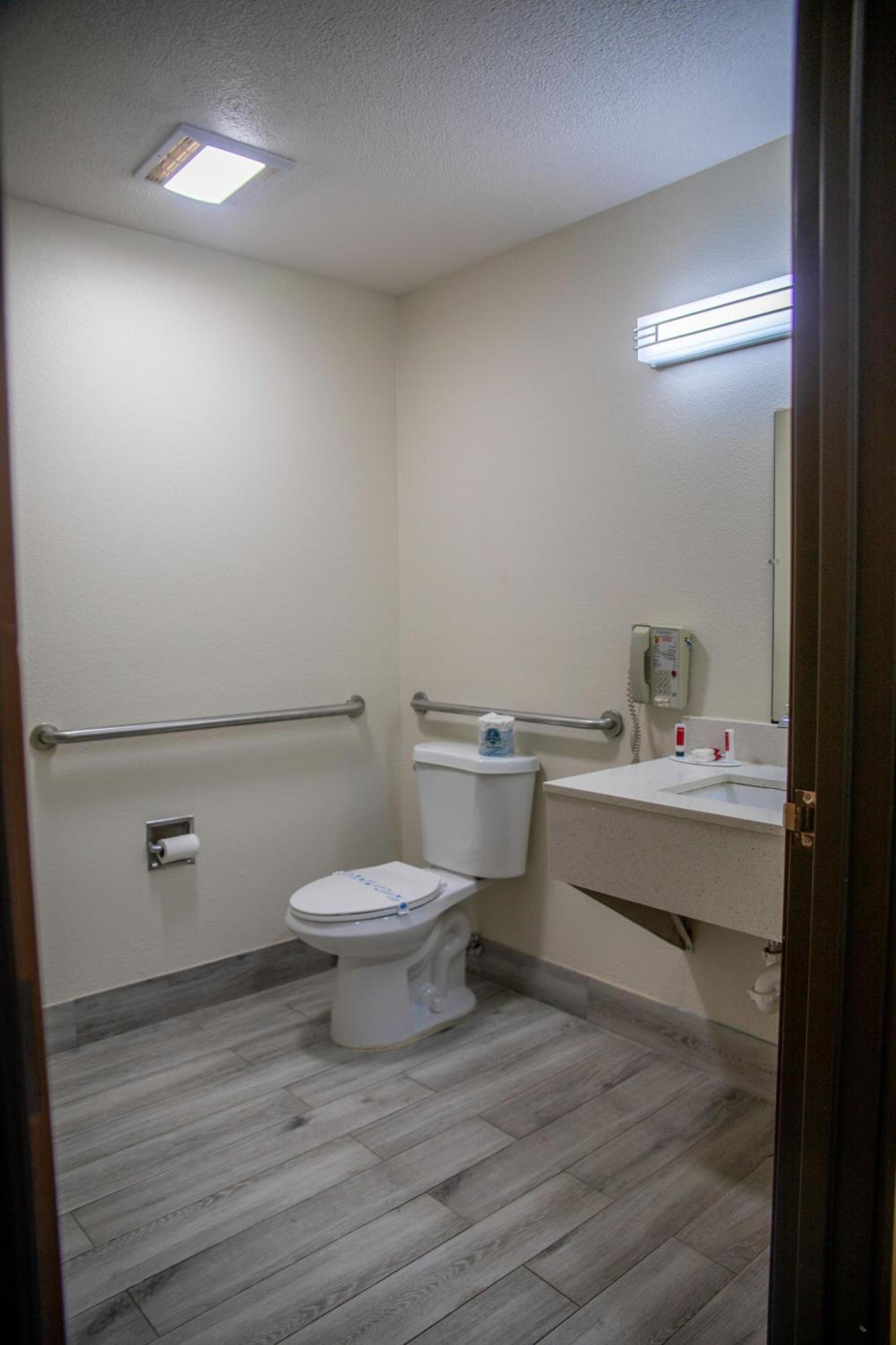 Super 8 by Wyndham Mountain Home photo 49