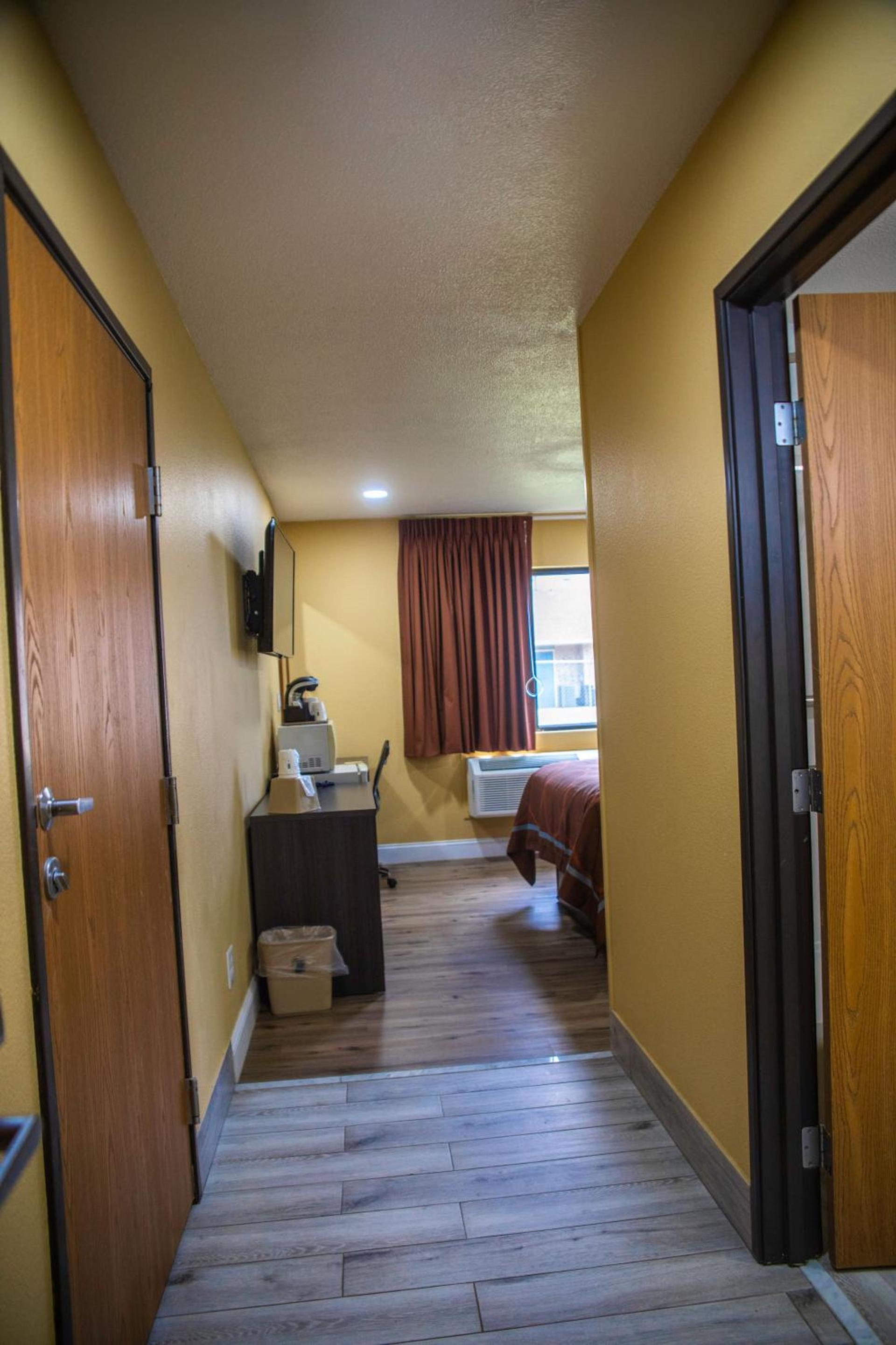 Super 8 by Wyndham Mountain Home photo 47