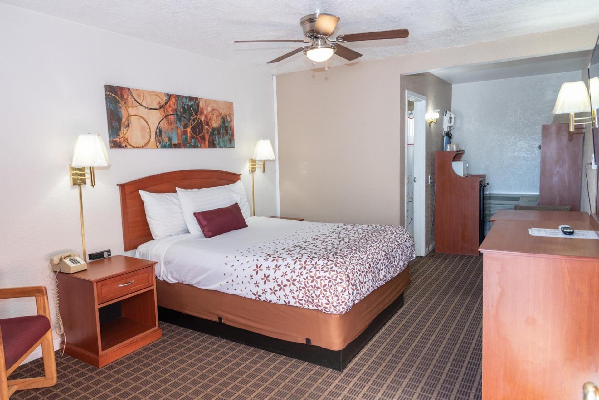 Esquire Inn photo 41