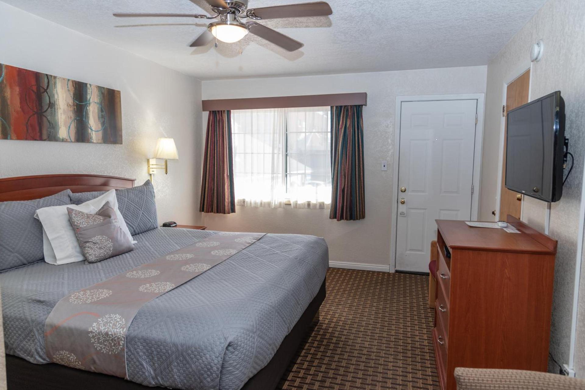 Esquire Inn photo 44