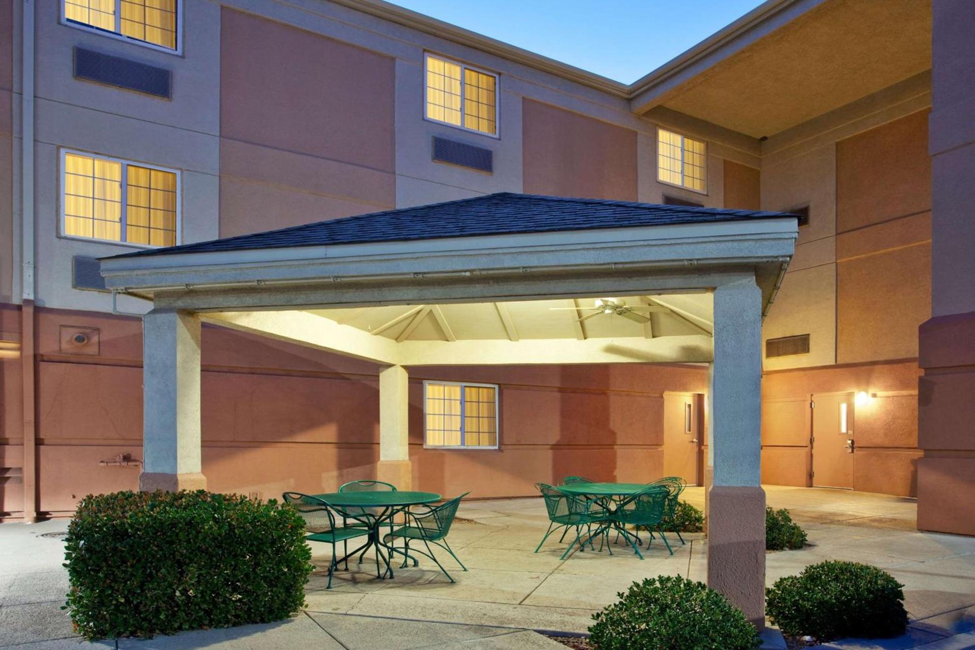 Sonesta Simply Suites Albuquerque Midtown photo 2
