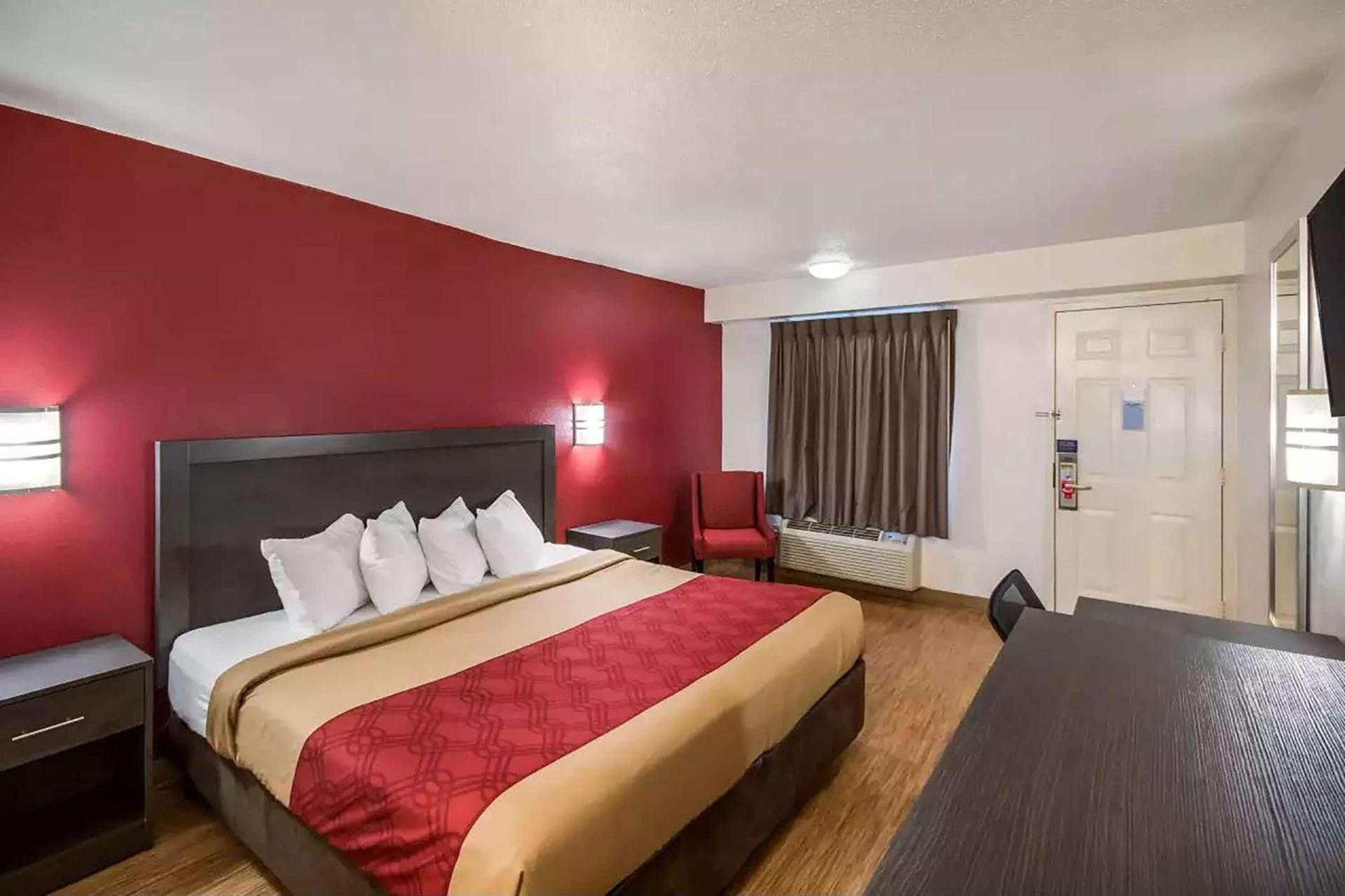 Days Inn by Wyndham Charleston WV photo 4