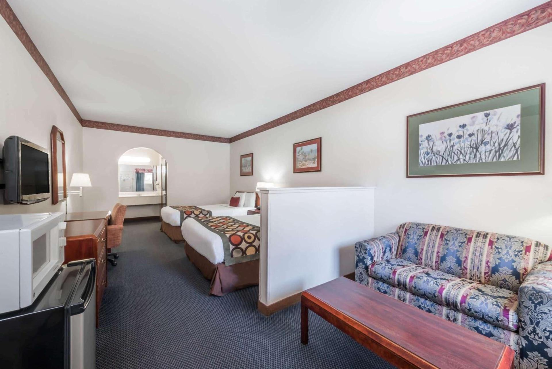 Super 8 by Wyndham Weslaco photo 11