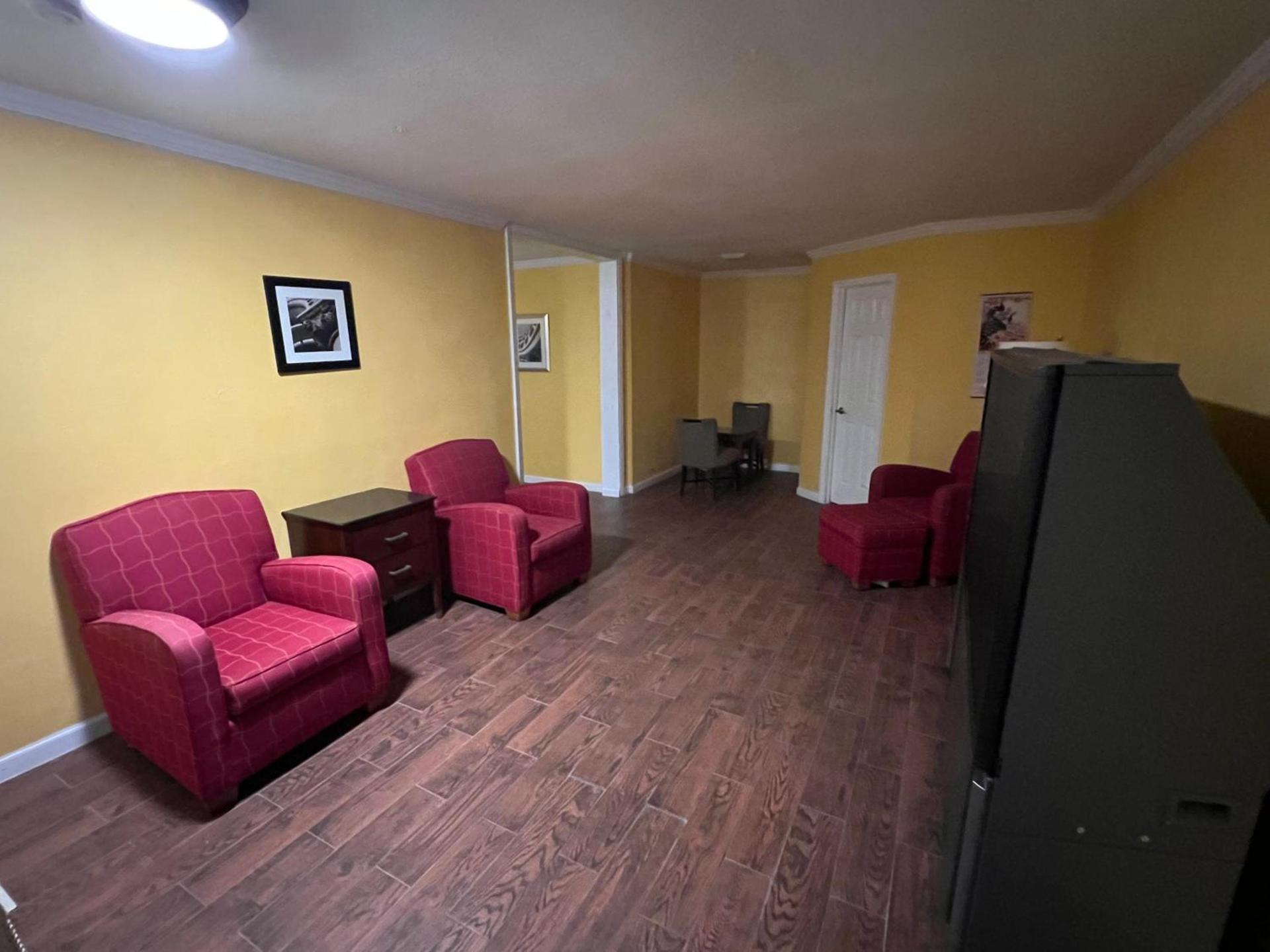 Dragon INN & Suites photo 13