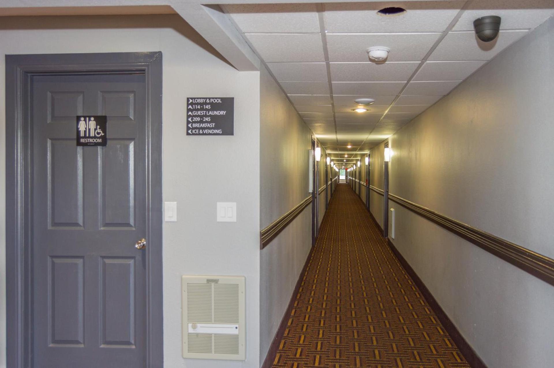 Super 8 by Wyndham Ardmore photo 28