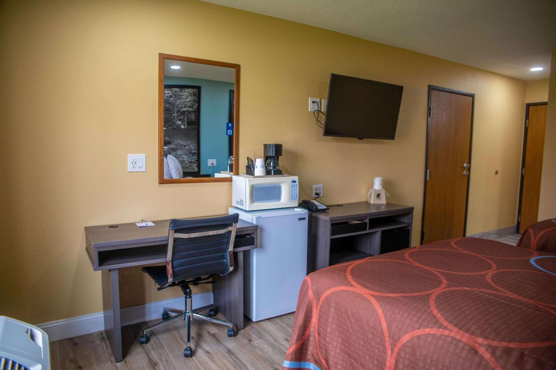 Super 8 by Wyndham Mountain Home photo 7