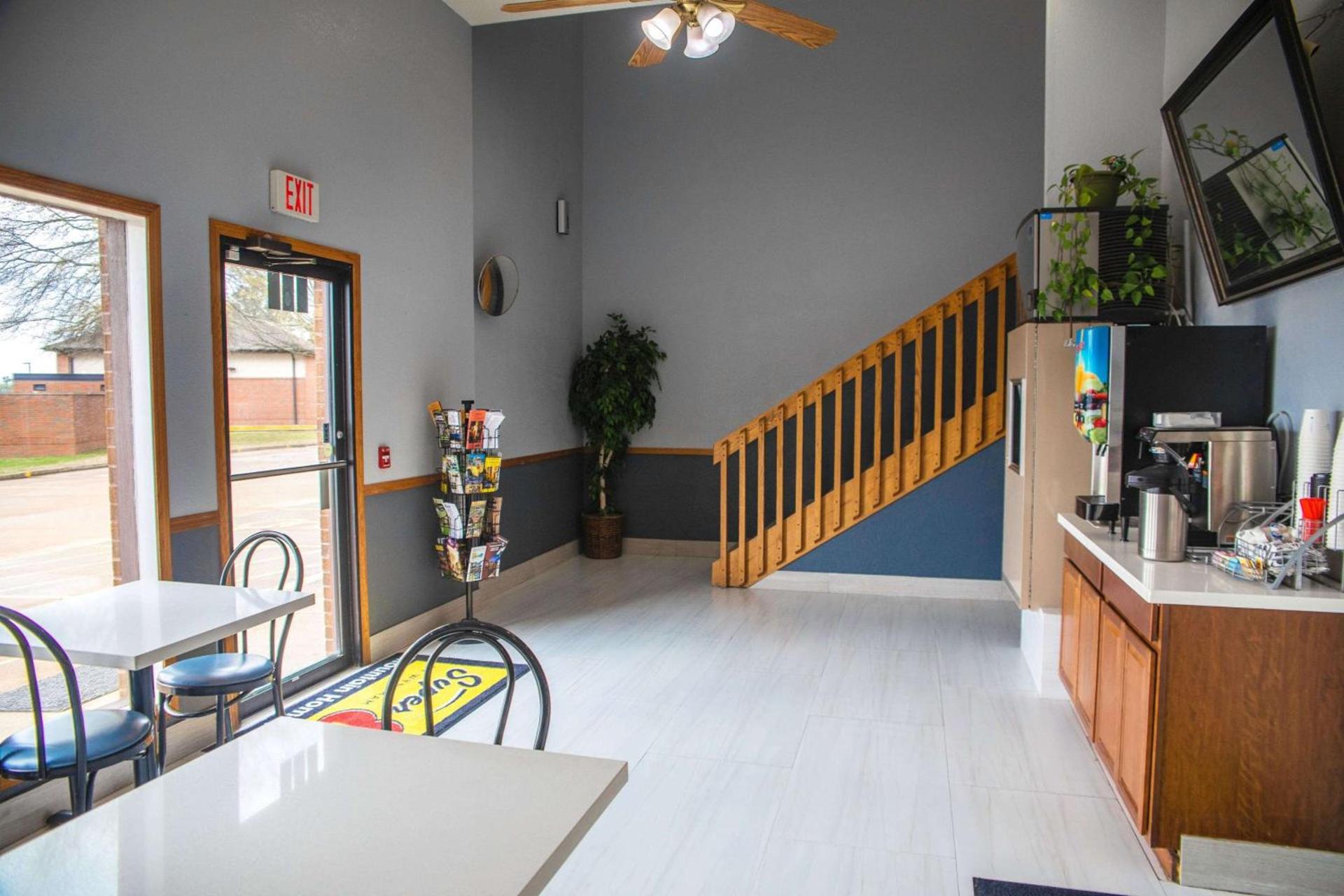 Super 8 by Wyndham Mountain Home photo 16