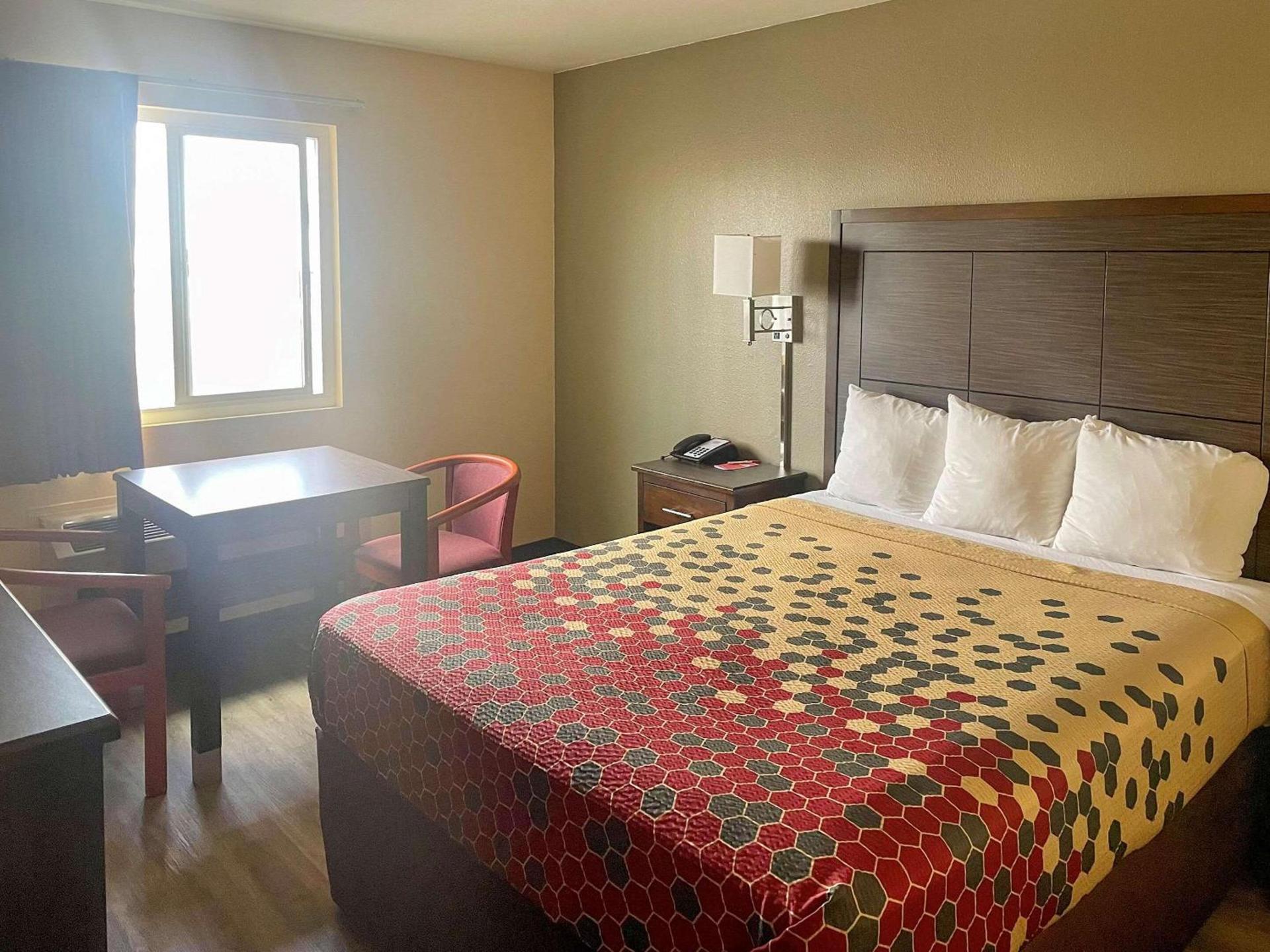 Econo Lodge Inn & Suites Corning Travel Center photo 7