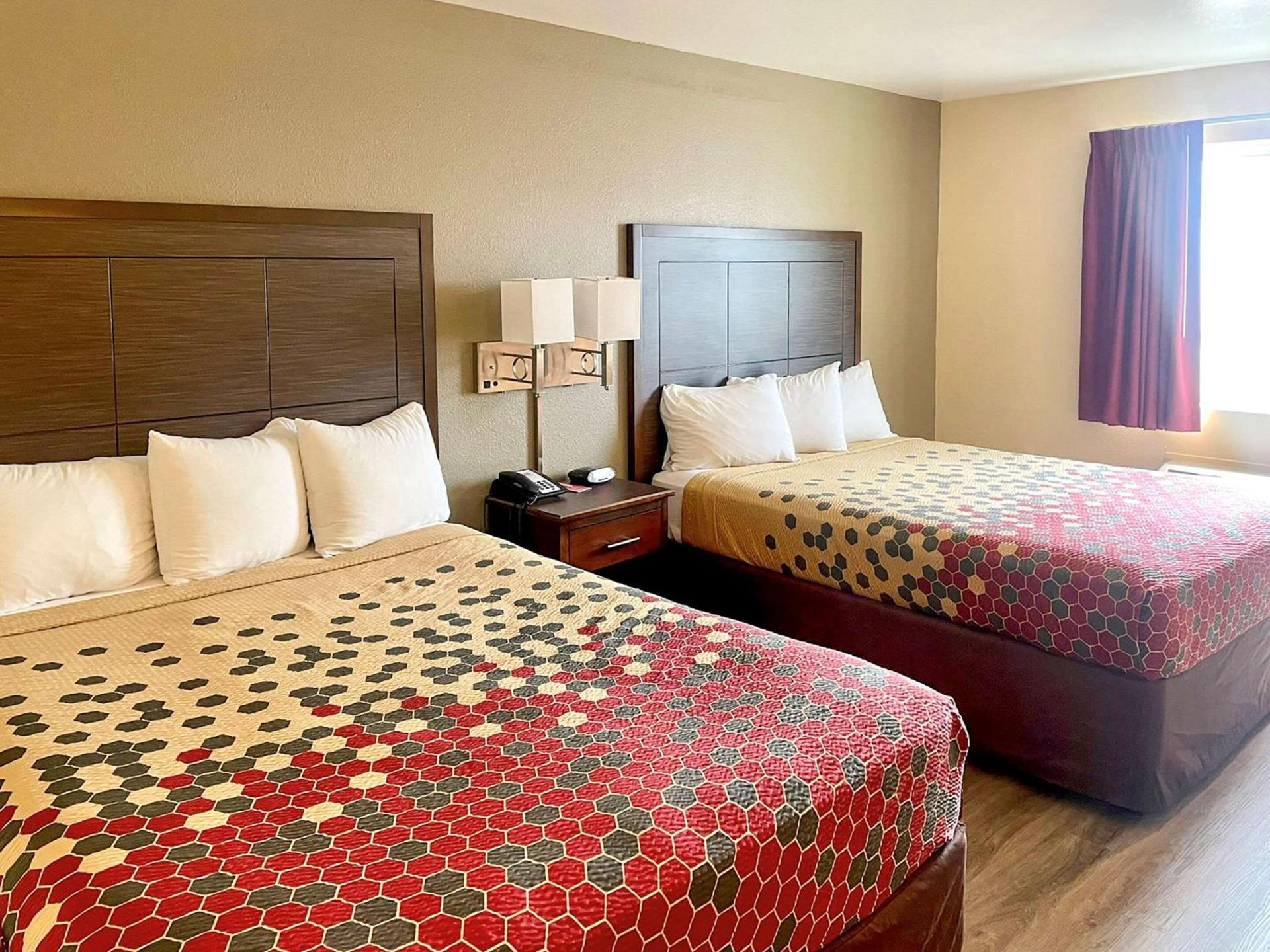 Econo Lodge Inn & Suites Corning Travel Center photo 8