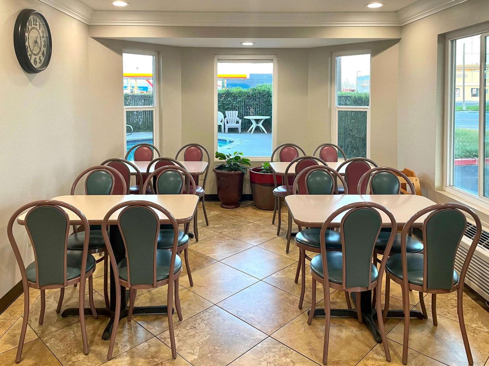 Econo Lodge Inn & Suites Corning Travel Center photo 9