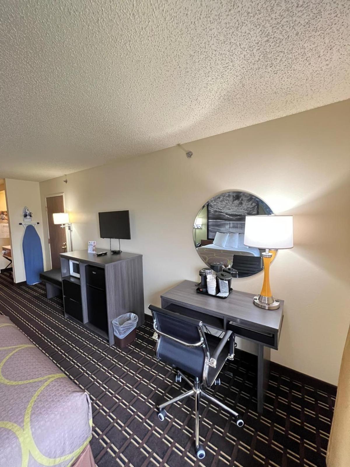 Super 8 by Wyndham Watertown WI photo 16
