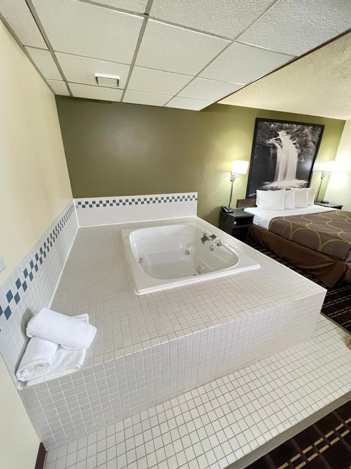 Super 8 by Wyndham Watertown WI photo 17