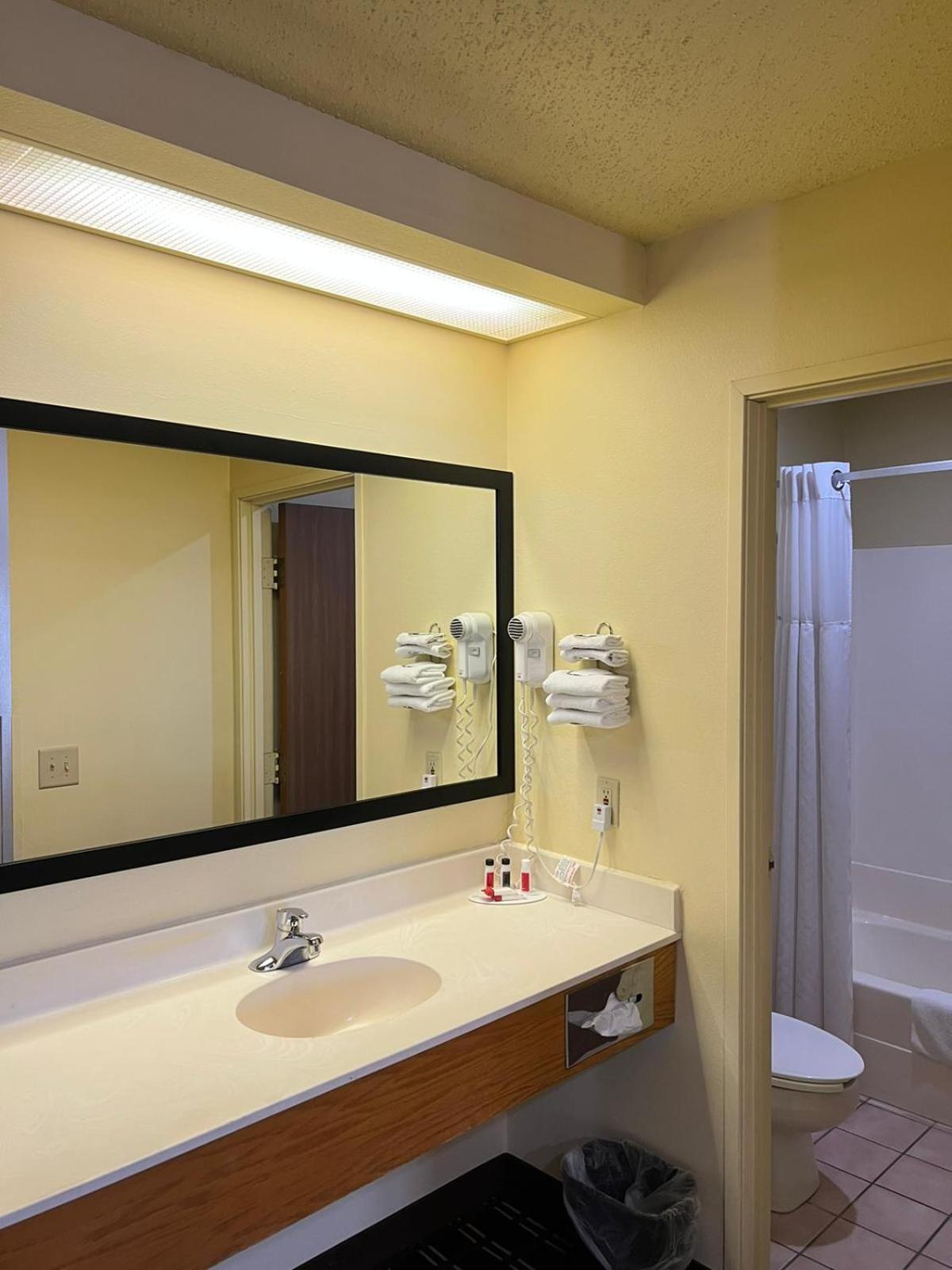 Super 8 by Wyndham Watertown WI photo 20
