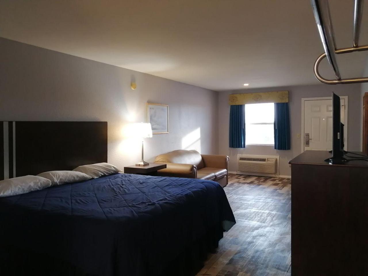 Riata Inn - Crystal City photo 21