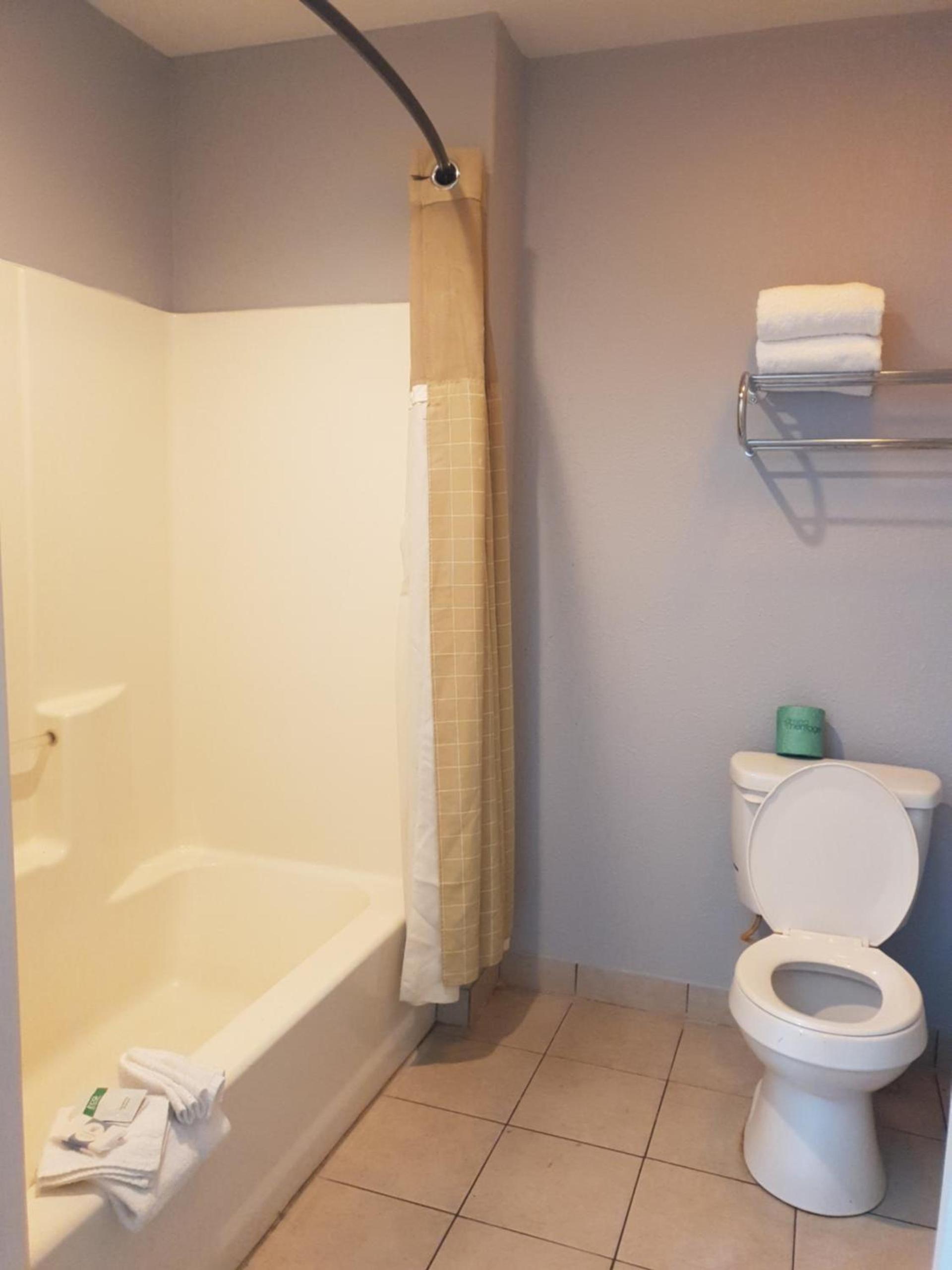 Riata Inn - Crystal City photo 22