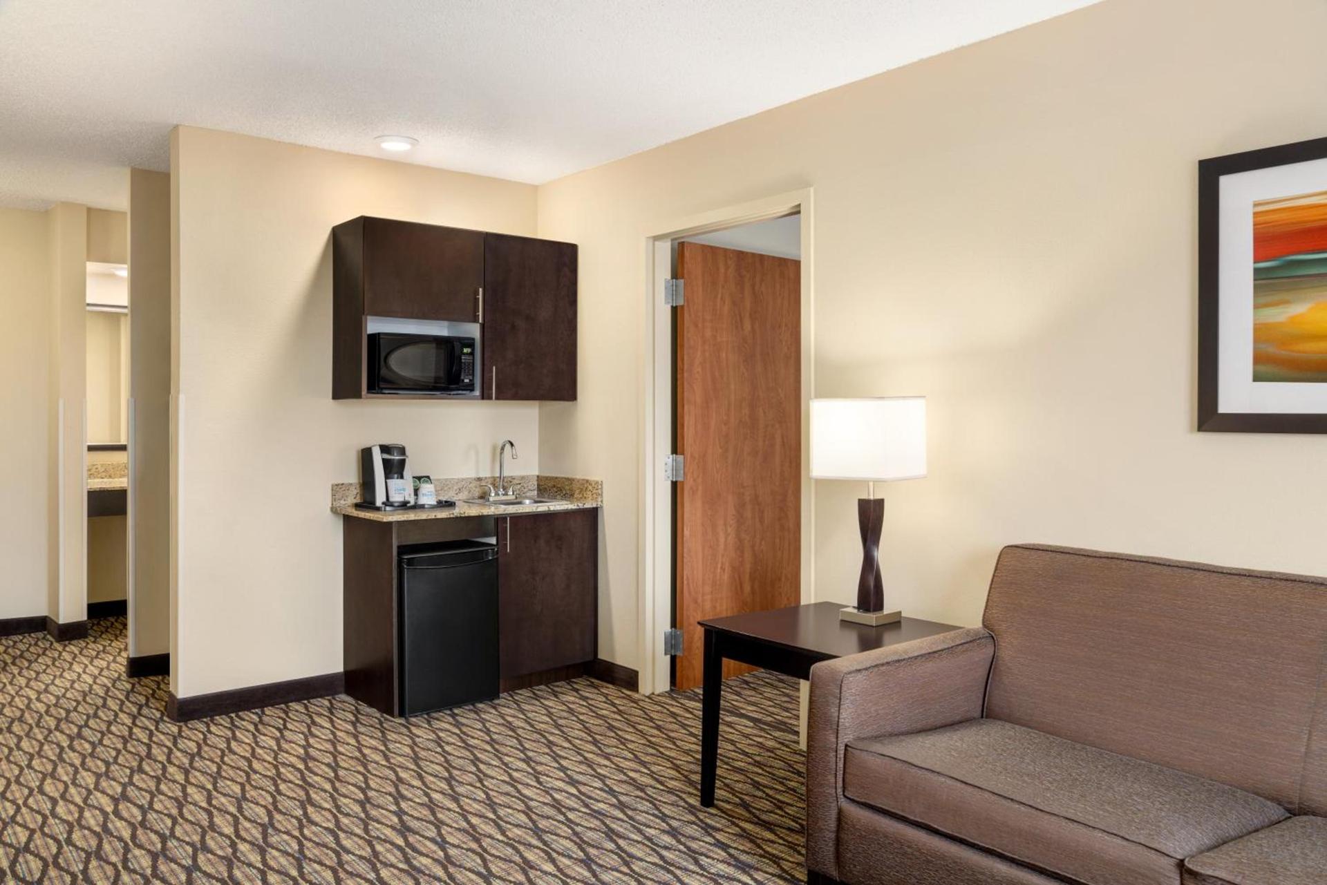 Holiday Inn Express Hotel & Suites Edmond by IHG photo 24