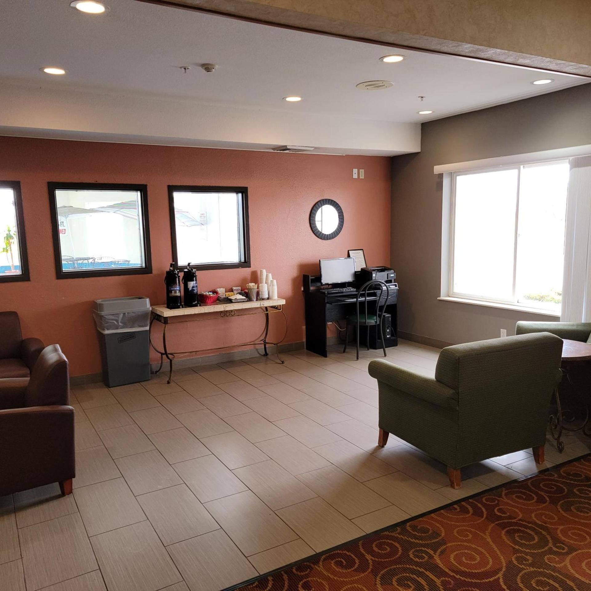 Super 8 by Wyndham Heyburn photo 31