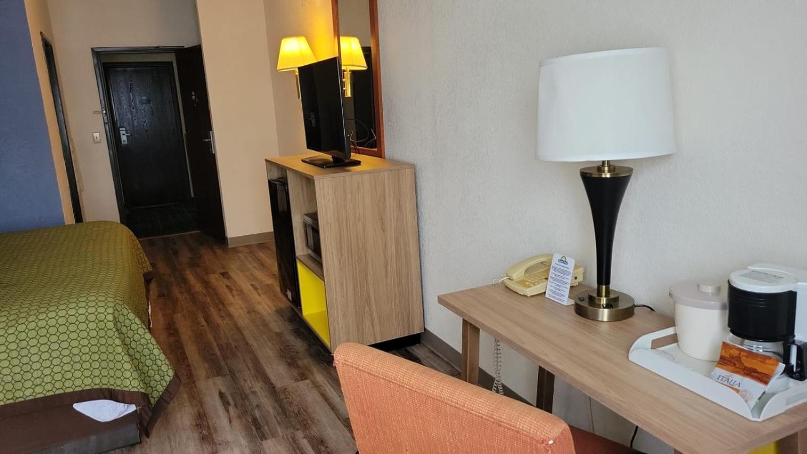Days Inn by Wyndham Topeka photo 2