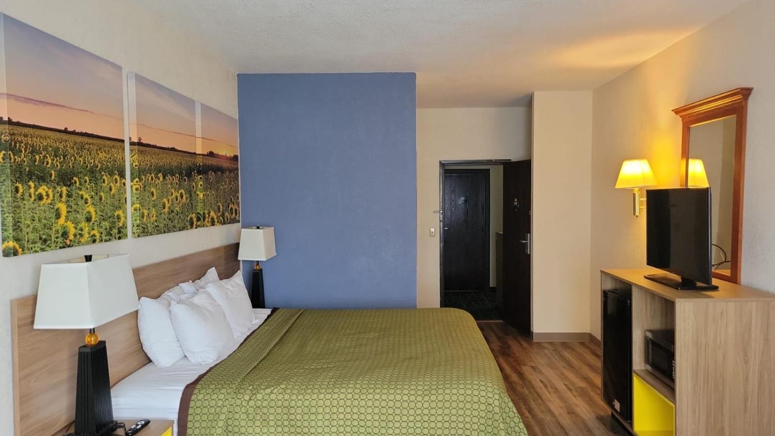 Days Inn by Wyndham Topeka photo 29