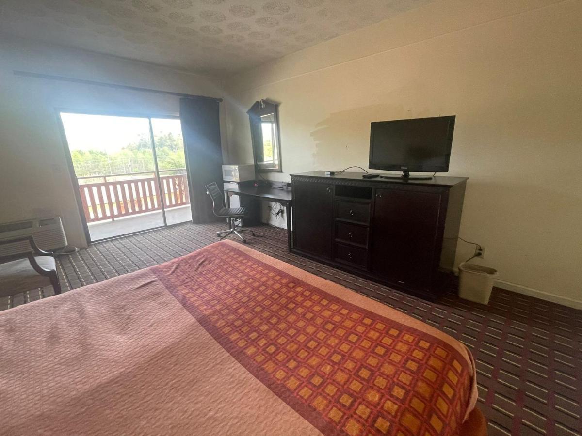 Budgetel Inn & Suites photo 4