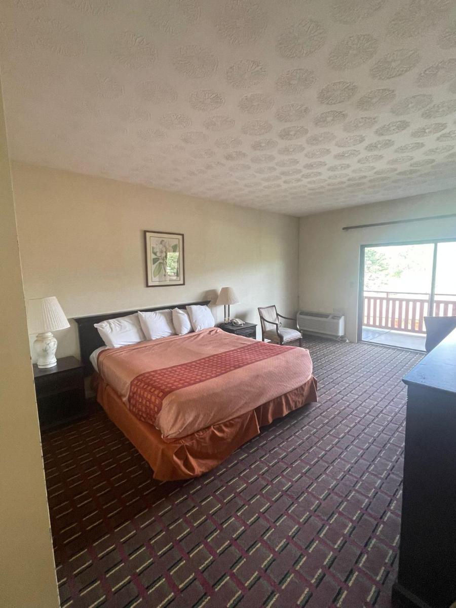 Budgetel Inn & Suites photo 9