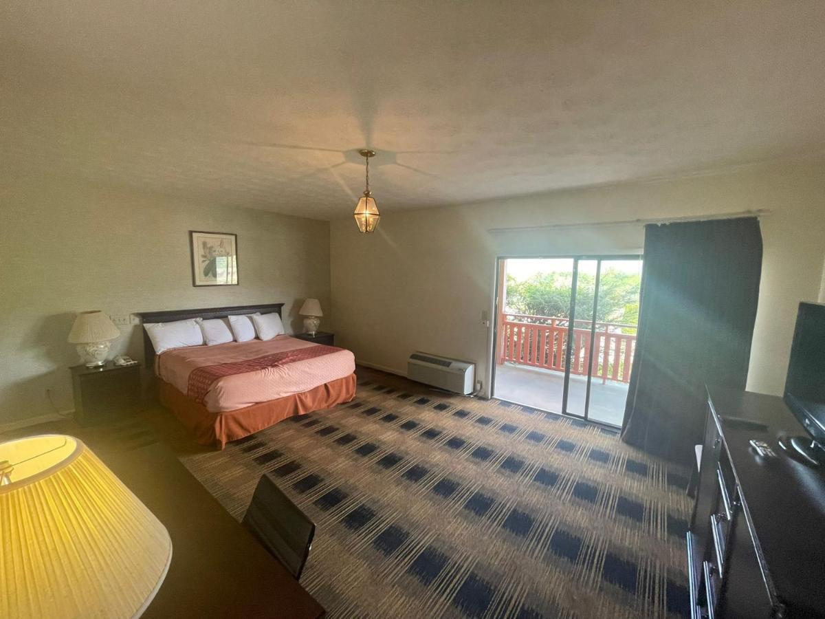 Budgetel Inn & Suites photo 35