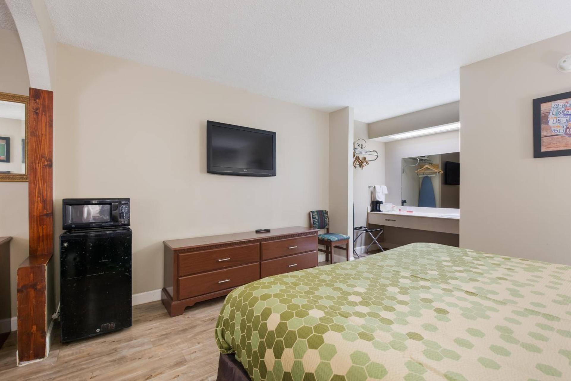 Econo Lodge Inn & Suites Knoxville East photo 42